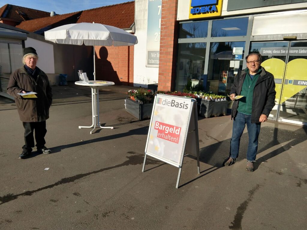 Infostand vor einem Supermarkt Ende November 2024